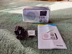 TechniSat VIOLA 2 C IR Internetradio verpackt mit Zubehör