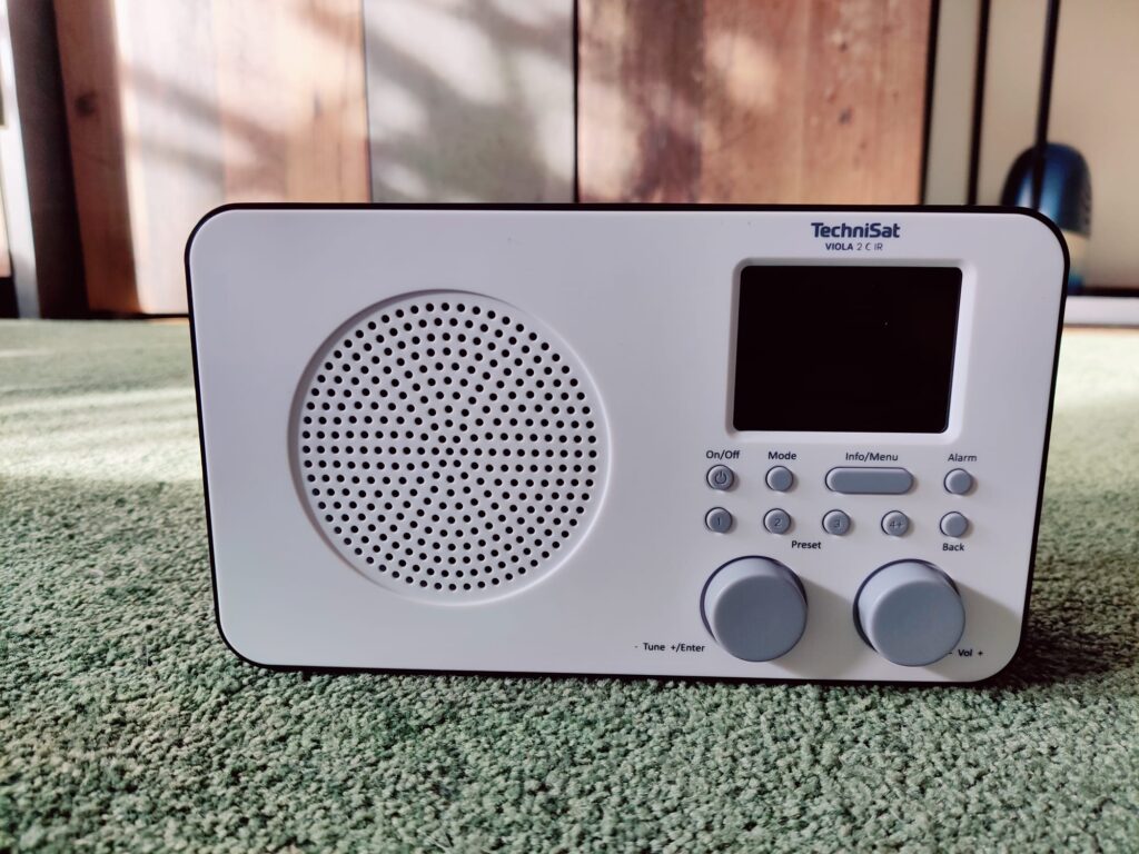 TechniSat VIOLA 2 C IR Internetradio von vorne