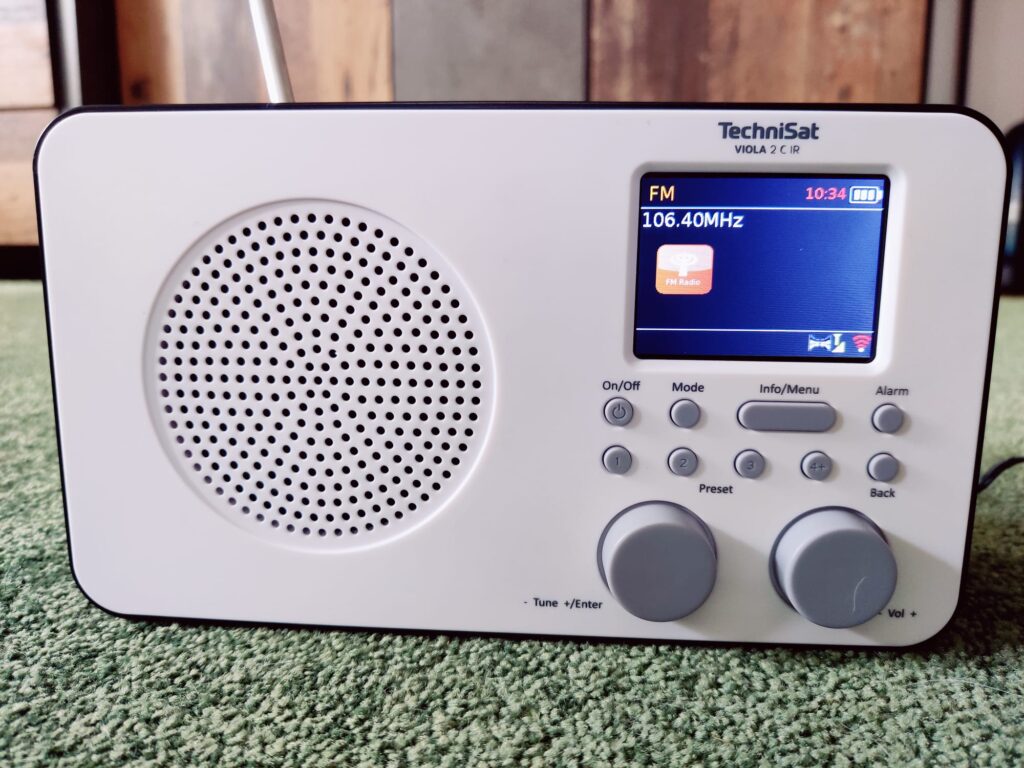 TechniSat VIOLA 2 C IR Internetradio FM-Senderanzeige