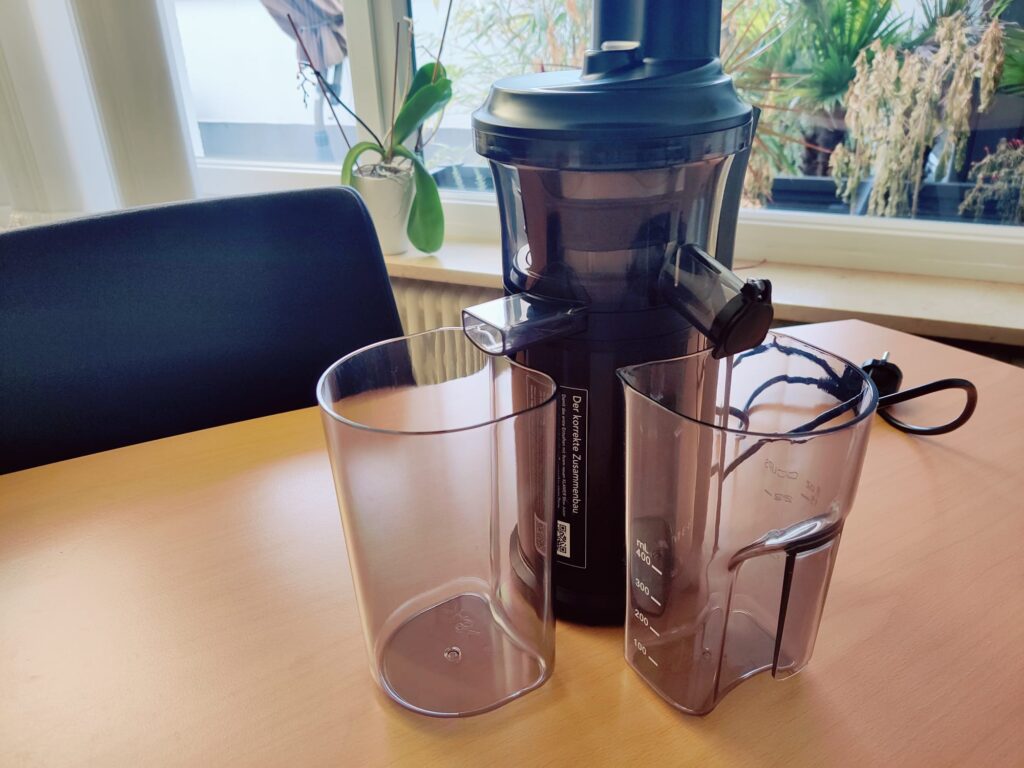 Klamer 150 Slow-Juicer aufgebaut mit Behältern