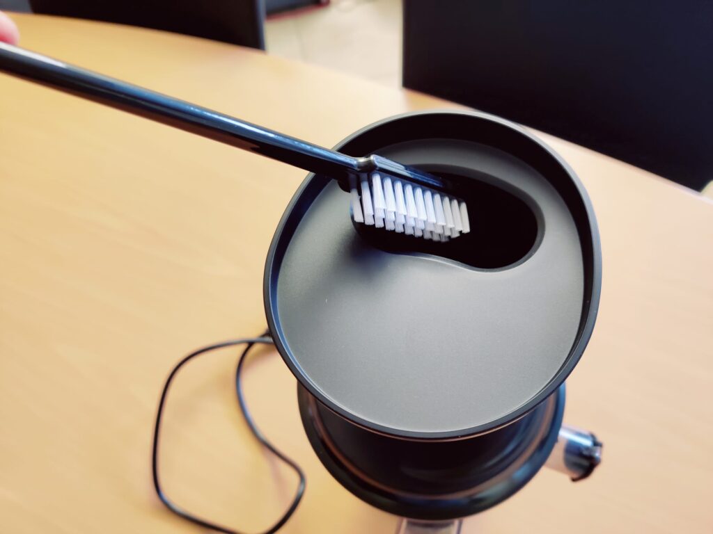 Klamer 150 Slow-Juicer Reinigungsbürste im Einsatz