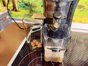 Klamer 150 Slow-Juicer Äpfel im Entsafter