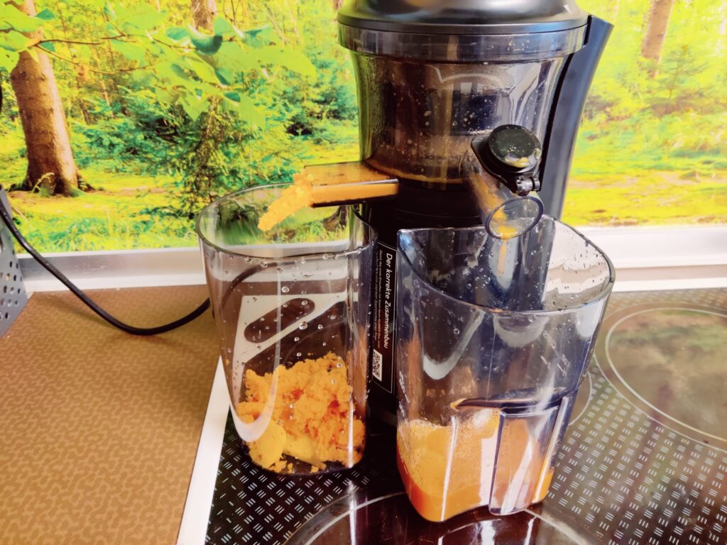 Klamer 150 Slow-Juicer Karotten im Entsafter