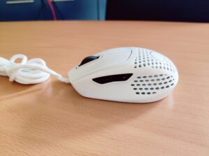 Cooler Master MM720 Gaming-Maus von links