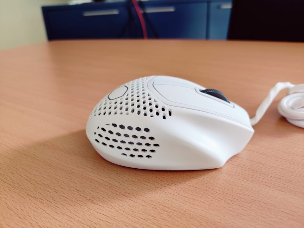 Cooler Master MM720 Gaming-Maus von rechts