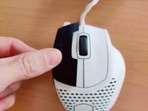 Cooler Master MM720 Gaming-Maus Grip-Tapes anbringen