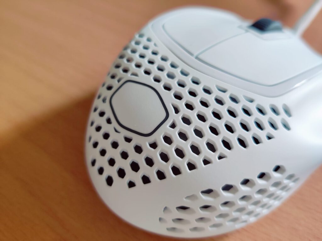 Cooler Master MM720 Gaming-Maus Honigwaben-Struktur
