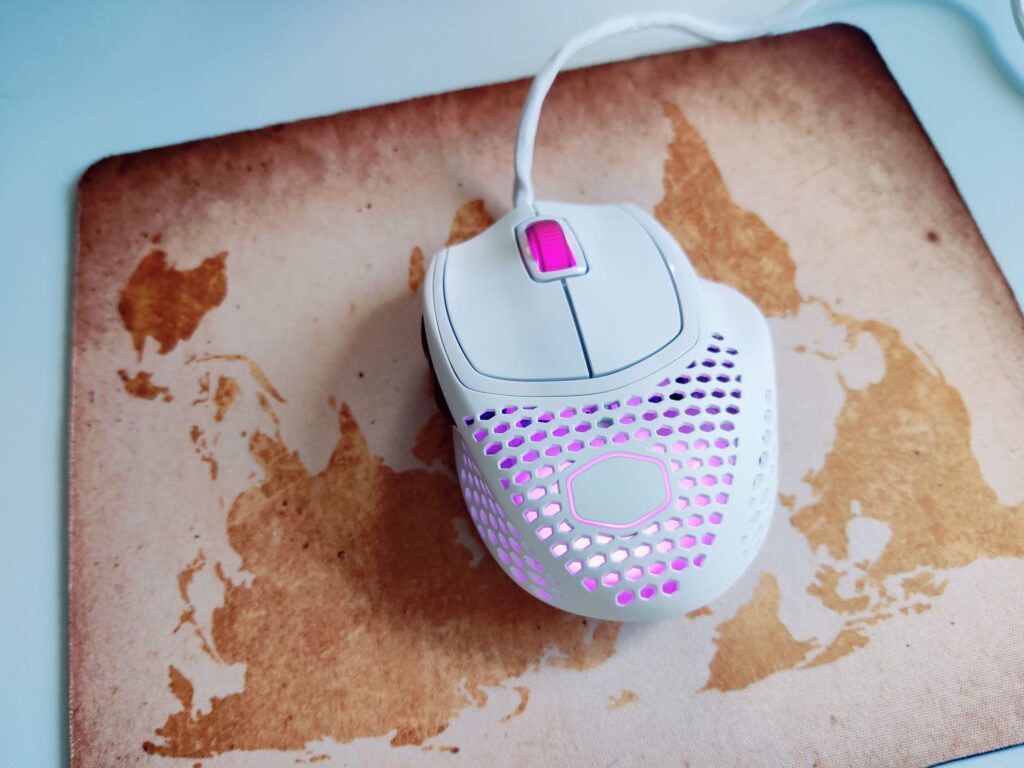 Cooler Master MM720 Gaming-Maus angeschlossen