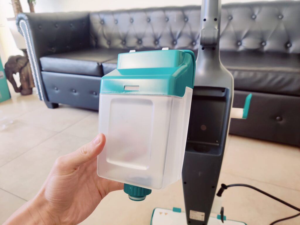 Leifheit CleanTenso Power 2.0 Dampfreiniger Wassertank entnommen