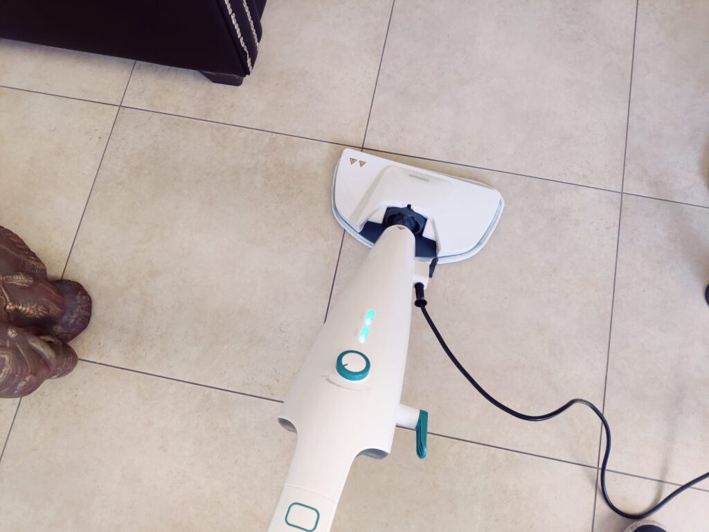 Leifheit CleanTenso Power 2.0 Dampfreiniger im Betrieb