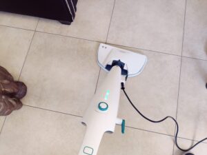 Leifheit CleanTenso Power 2.0 Dampfreiniger im Betrieb
