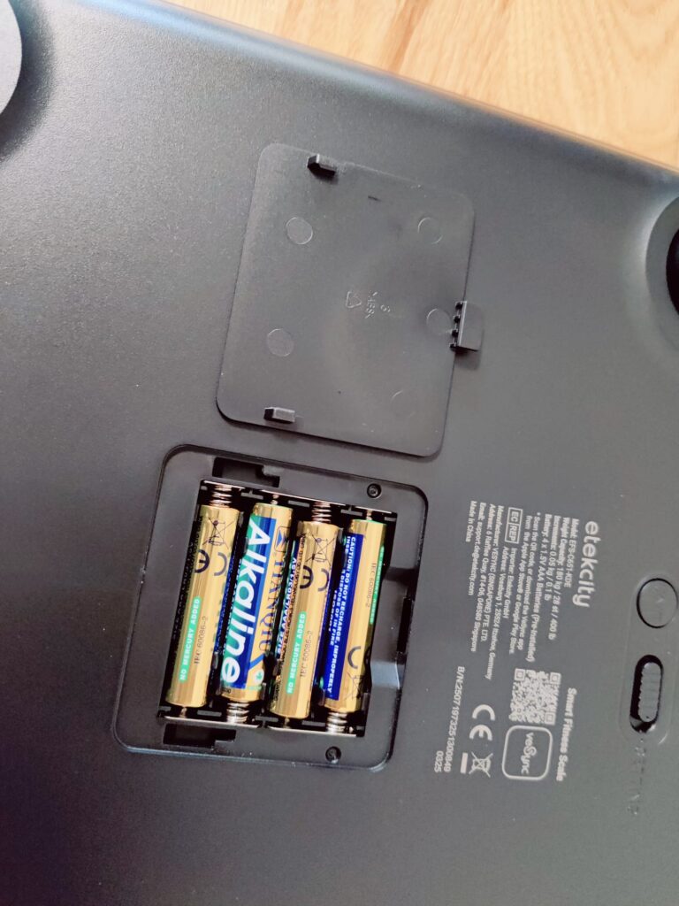 Etekcity EFS-C651-KDE Körperfettwaage AAA-Batterien eingelegt