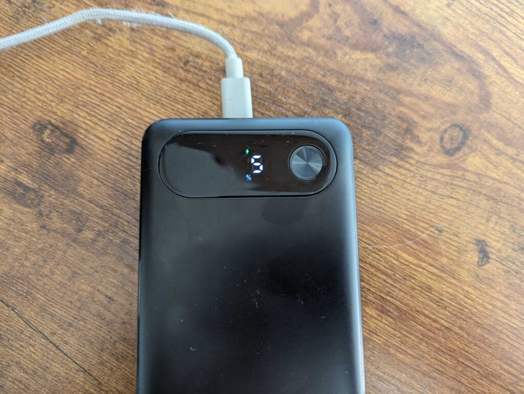 Anker A1383 Powerbank beim Aufladen