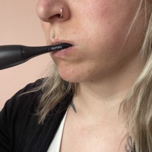 Beurer SC 30 Schallzahnbürste im Einsatz