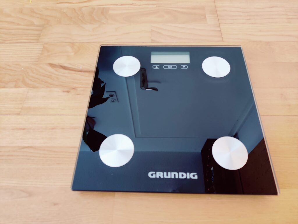 Grundig 18682 Körperfettwaage von vorne