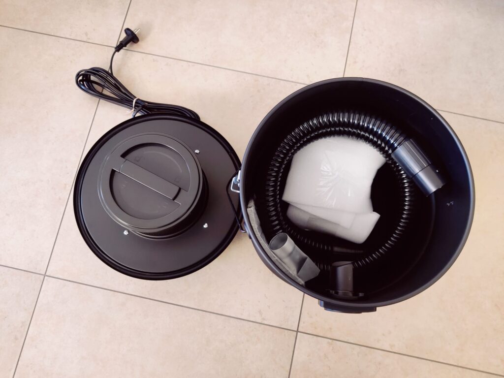 Scheppach AVC20 Aschesauger mit Zubehör im Behälter