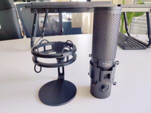 HyperX QuadCast 2 S Mikrofon ausgehängt