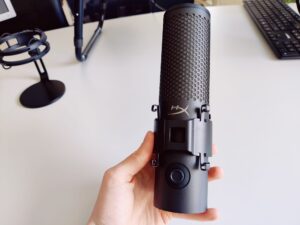 HyperX QuadCast 2 S Mikrofon in der Hand