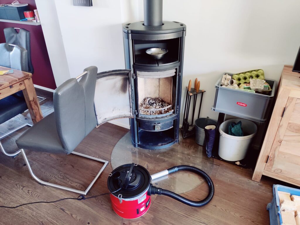 Einhell TC-AV 1830 D Aschesauger im Betrieb