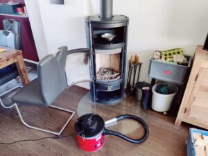 Einhell TC-AV 1830 D Aschesauger im Betrieb