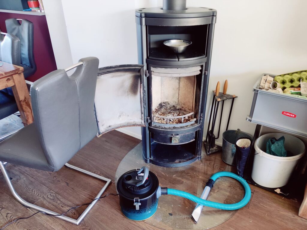 Cecotec Conga Ash 2000 Home Aschesauger im Betrieb