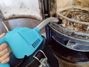 Bikain DI600P Aschesauger Saugdüse im Betrieb