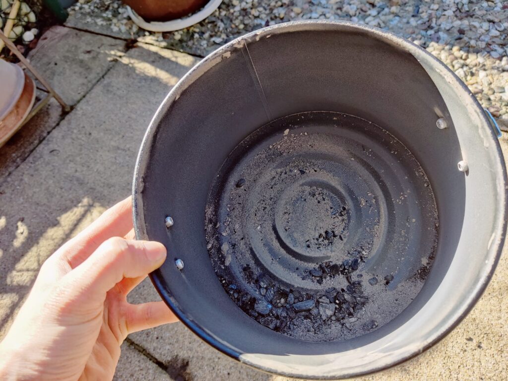 Bikain DI600P Aschesauger Behälter nach Betrieb