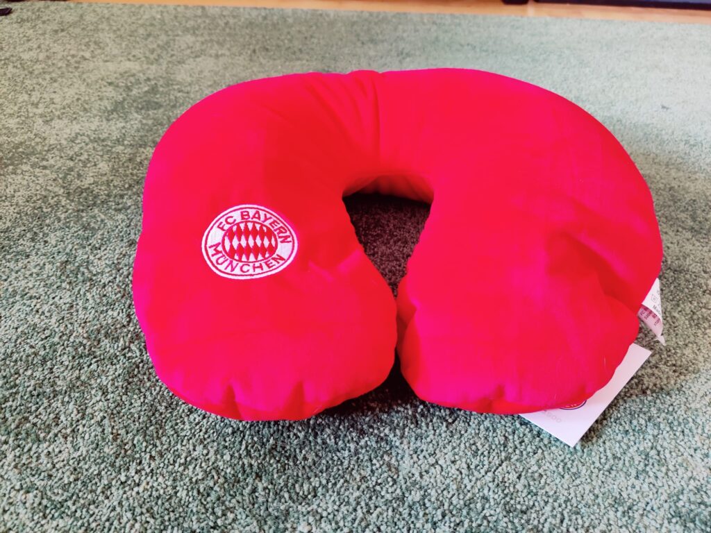 FC Bayern München 2-in-1 Nackenkissen Startbild