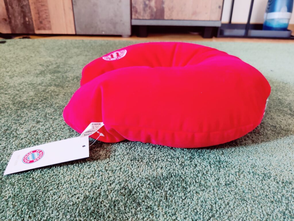 FC Bayern München 2-in-1 Nackenkissen von der Seite