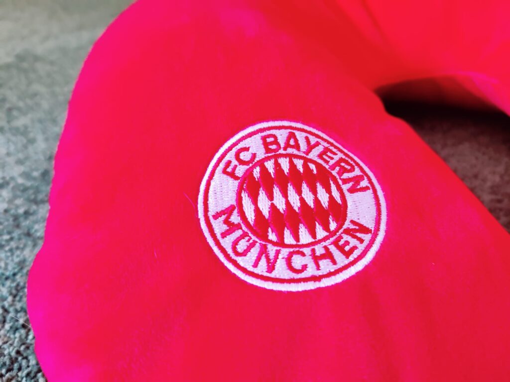 FC Bayern München 2-in-1 Nackenkissen Bayern-Logo