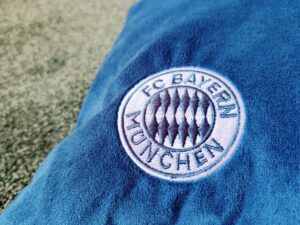 FC Bayern München 2-in-1 Nackenkissen Bayern-Logo auf Kopfkissen