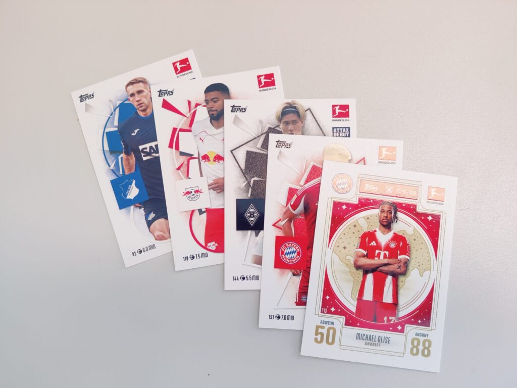 FC Bayern München 2-in-1 Nackenkissen Match-Attax-Karten ausgepackt