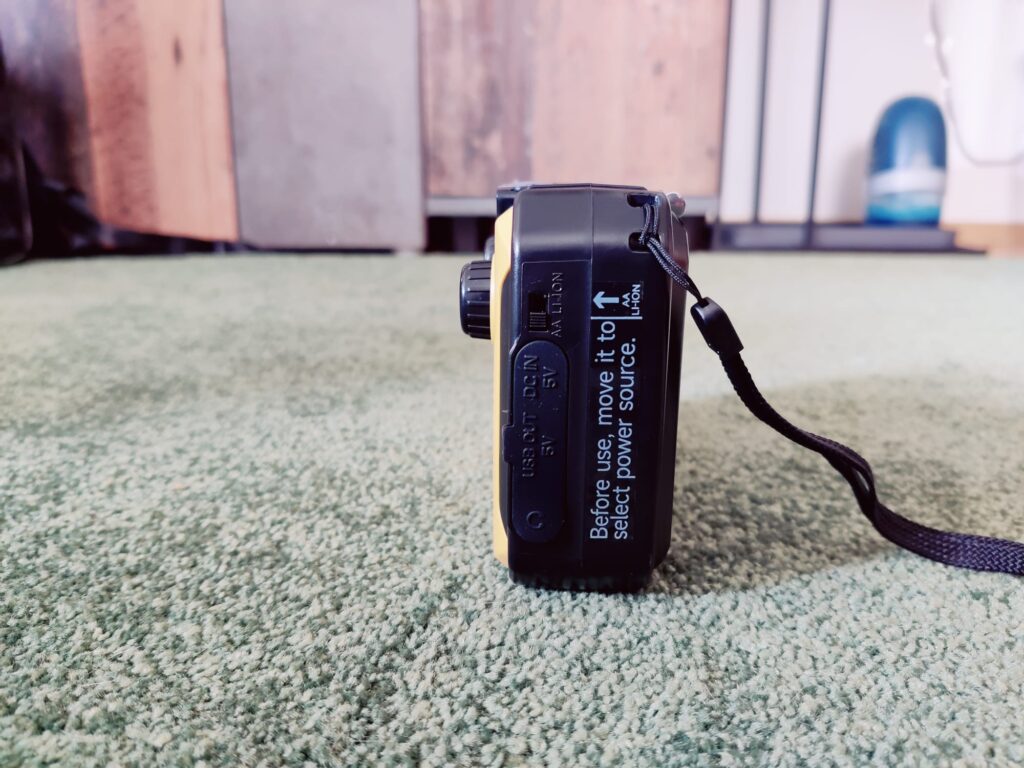 Prunus J-369 Kurbelradio Seitenansicht