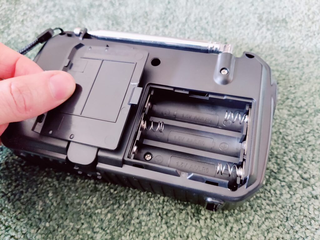 Prunus J-369 Kurbelradio Batteriefach bei Lieferung