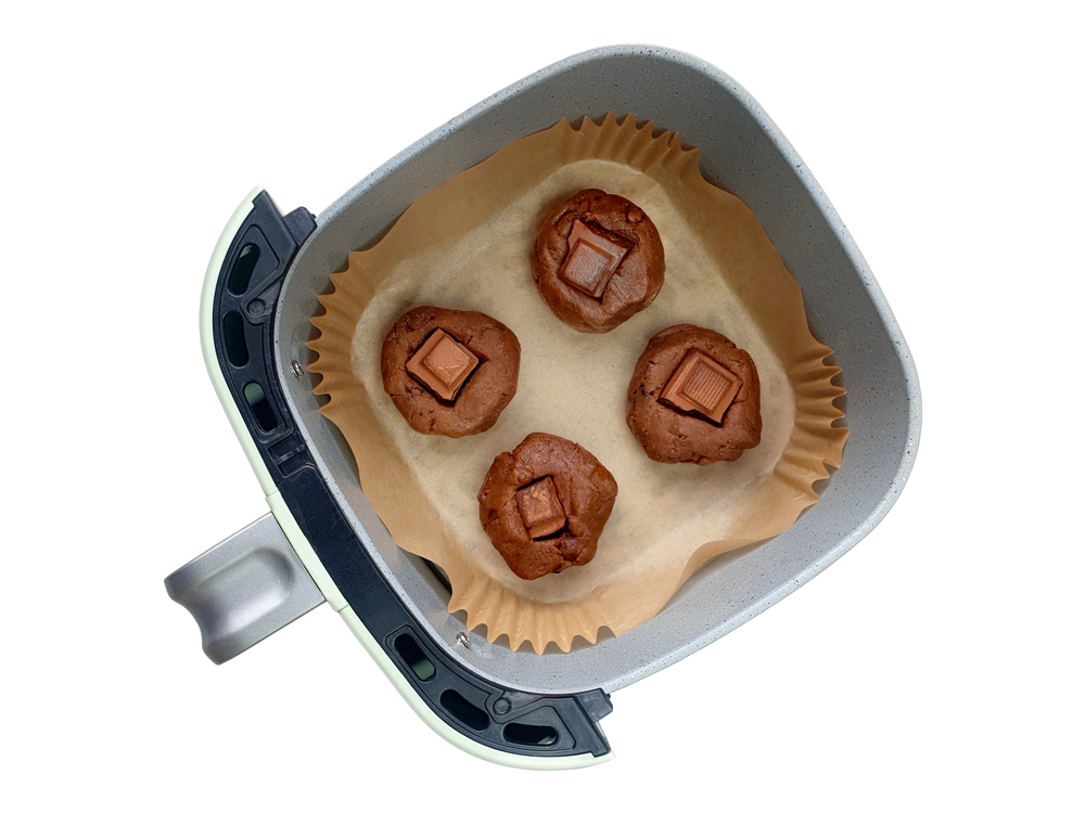 Backwaren in der Heißluftfritteuse mit Backpapier