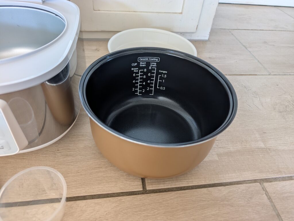 Panasonic SR-DA152WXE Reiskocher Topf herausgenommen