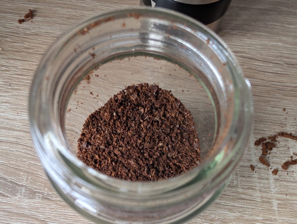 SILBERTHAL-Kaffeemühle mittlerer Mahlgrad im Behälter