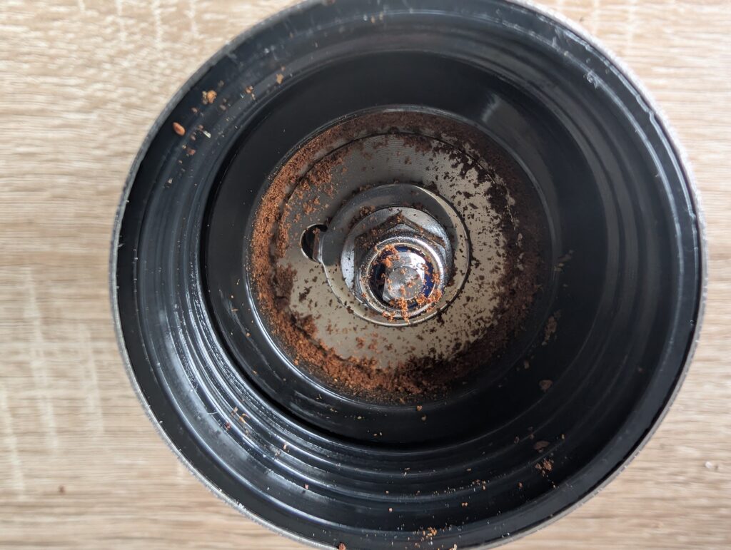 SILBERTHAL-Kaffeemühle nach dem Mahlen