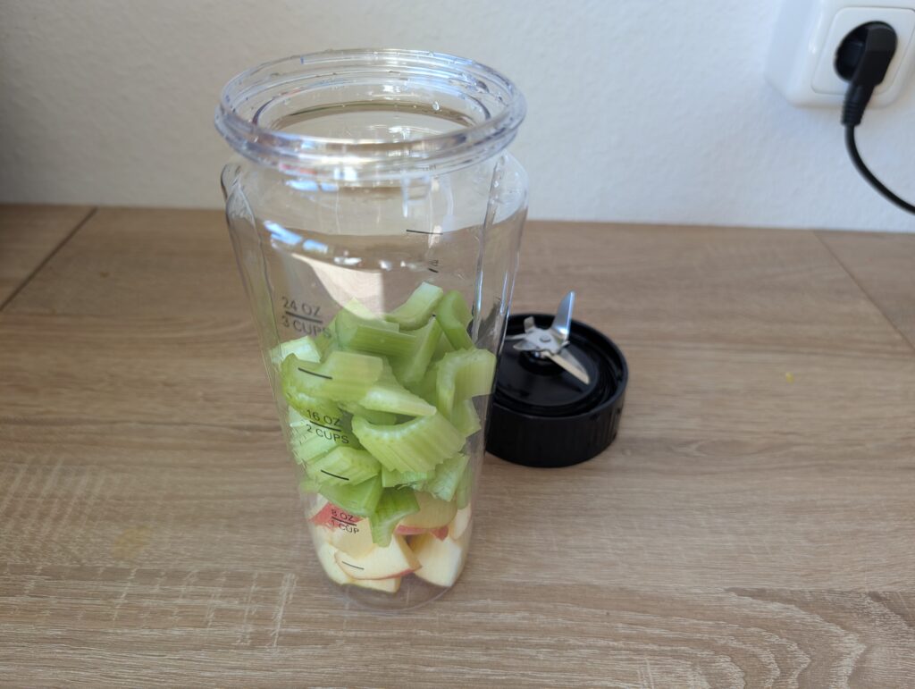 Tefal Blend Up Smoothie-Maker Apfel Sellerie Smoothie vor dem Mixen
