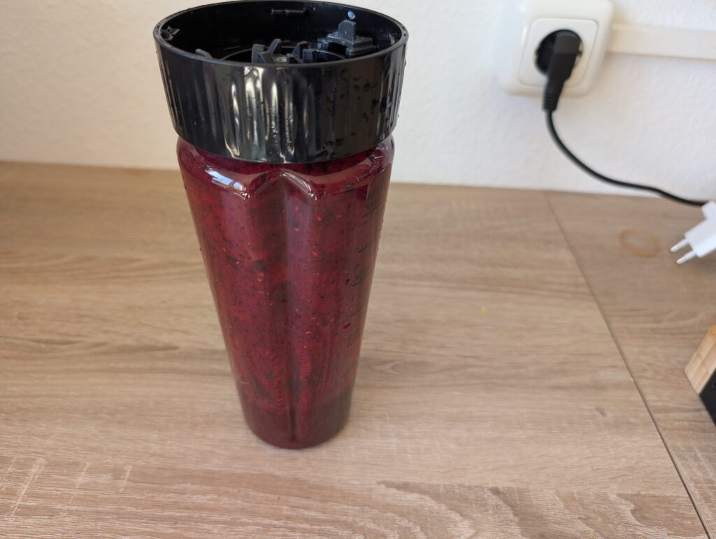 Tefal Blend Up Smoothie-Maker gefrorene Beeren nach dem Mixen