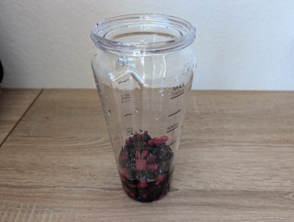 Tefal Blend Up Smoothie-Maker gefrorene Beeren vor dem Mixen