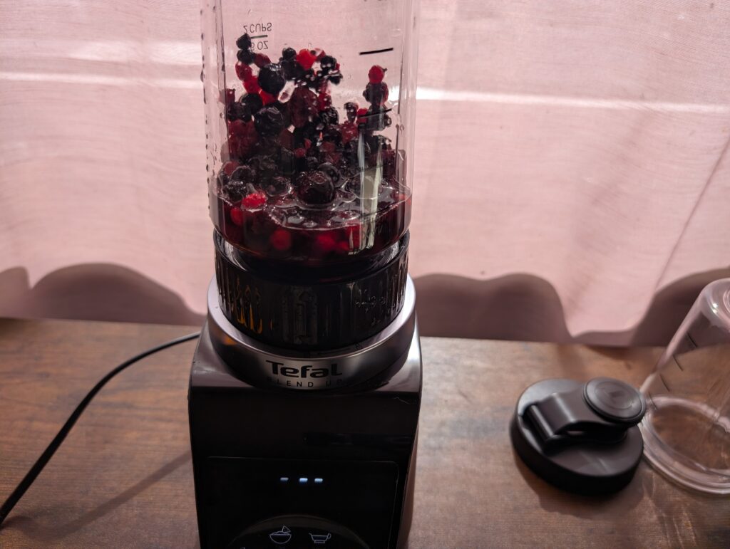 Tefal Blend Up Smoothie-Maker gefrorene Beeren vor dem Mixen 2