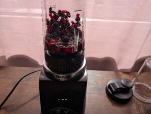 Tefal Blend Up Smoothie-Maker gefrorene Beeren vor dem Mixen 2