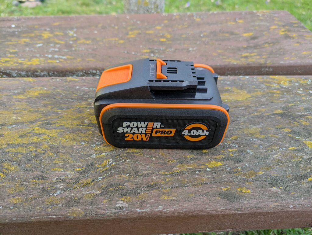 WORX WG633E Hydroshot Akku-Hochdruckreiniger Akku von der Seite