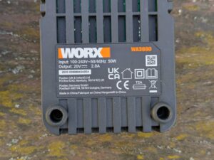 WORX WG633E Hydroshot Akku-Hochdruckreiniger Ladegerät Nahansicht