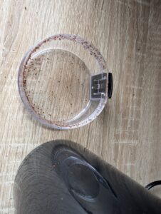 Wancle-Kaffemühle Deckel nach dem Mahlen
