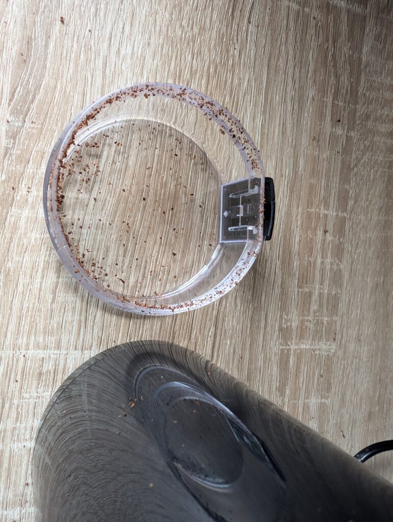 Wancle-Kaffemühle Deckel nach dem Mahlen