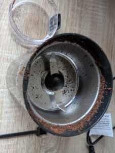 Wancle-Kaffemühle Mahlwerk nach dem Mahlen