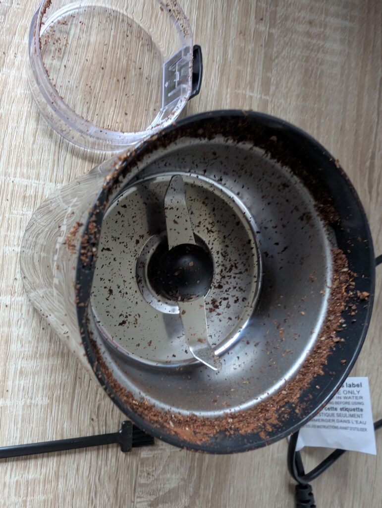 Wancle-Kaffemühle Mahlwerk nach dem Mahlen