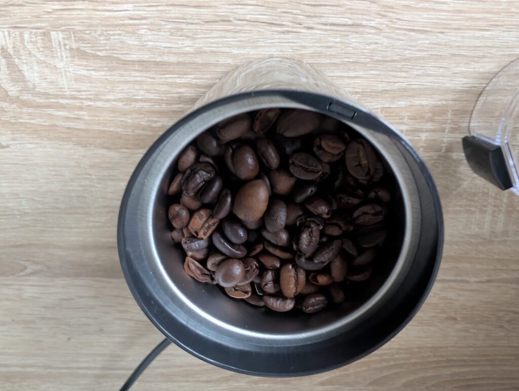 Wancle-Kaffemühle mit Bohnen